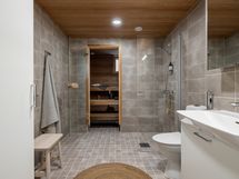 Kylpyhuone 1 omalla saunalla