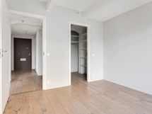 Makuuhuoneesta löytyy tilava vaatehuone