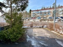 Autokatoksen lisäksi asunnolla on 2 katotonta paikkaa.