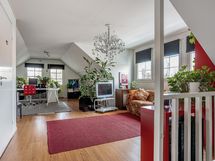 Yläkerrassa avara valoisa tila ja mh