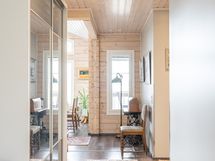 Näkymä eteisessä olohuoneeseen