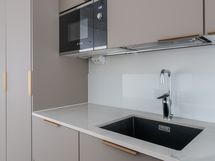 Kaapiston alla lasiseinä