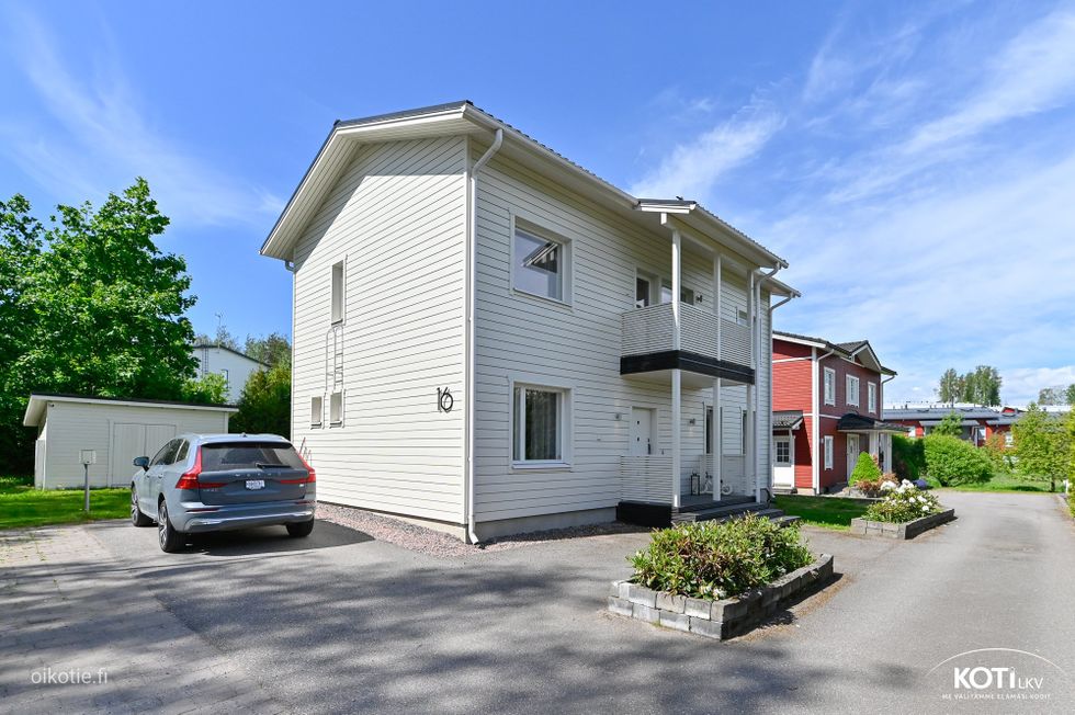 julkisivukuva ja etupiha
