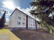 Taloa takapihan puolelta, pihat kunnostettu.