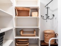 Säilytystilaa vaatehuoneessa