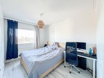 Makuuhuone on yllättävän tilava.