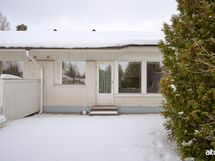 Pihalle käynti olohuooneesta.