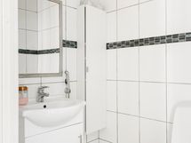 Erillinen wc helpottaa arjessa.