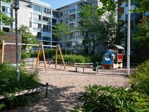 Taloyhtiön sisäpihalla oleskelualueet ja lasten leikkipaikat.