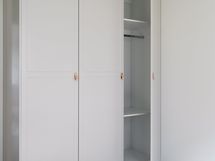 Toisessa makuuhuoneessa on uusi kaapisto