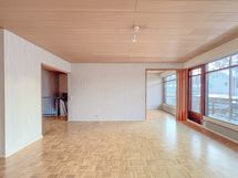 Isoista ikkunoista tulvii luonnonvaloa.