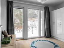 Alakerran makuuhuone 2