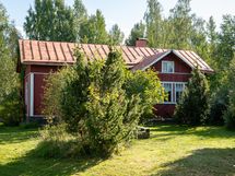 Vanha hirsirunkoinen päärakennus kiinteistöllä Suomela