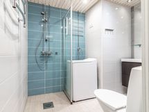 Tämä kylpyhuone on todella hyvä ja kyllä kelpaa suihkutella!