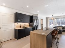 Näkymä eteisen suunnasta keittiöön