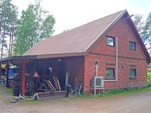 Navetan sisäänkäyntiä ja hyvä katos säänsuojalle