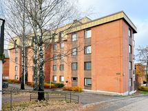 Autopaikkaa voi tiedustella isännöitsijältä. Onkiniemen alueella toimii myös asukaspysäköintilupa.