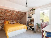 Yläkerran ensimmäinen makuuhuone