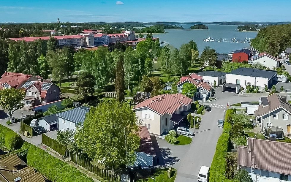 Meren läheisyys näkyy ja tuntuu.