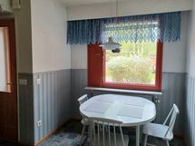 Keittiö, ikkunanäkymä kadun puoleen