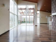 Oluhuone terassin suuntaan