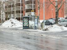 Lähimmät linja-autopysäkit ovat talon edustalla.