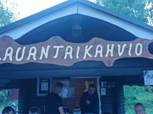 Kyläyhdistyksen kahvio aivan lähellä matkan varrella. Auki lauantai aamusta tovi eteenpäin