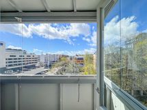Kauniit näkymät talojen kattojen ylle. Aurajoki aivan vieressä.