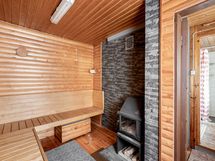 Pukuhuone puusaunan yhteydessä