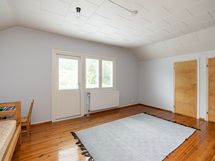 Yläkerran makuuhuone 1
