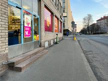 Kulman takana lähikauppa.