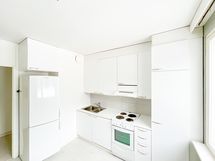 Keittiö on vaaleasävyinen ja hyvin varusteltu