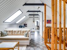 Yläkerran avara aulatila on monikäyttöinen.