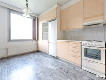 Keittiössä hyvin tilaa ruokapöydälle