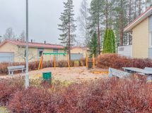 Leikkipaikka löytyy pihapiiristä