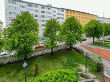 Näkymä parvekkeelta on etelään.