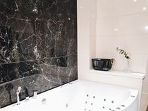 Myyjän kuva kylpyhuoneesta