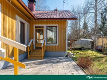A asunnon portaat ulos puutarhaan
