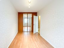 Makuuhuoneessa on kaappitilaa.