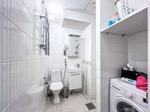 Pesuhuoneessa on paikka pyykinpesukoneelle sekä  kätevät säilytystilat.