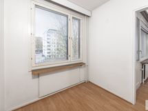 Keittiön ikkuna avautuu rauhalliselle sisäpihalle