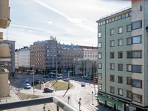 Parvekkeelta avarat kaupunkinäkymät