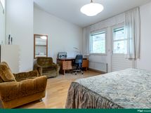Yläkerran päämakuuhuone