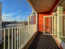 Koko asunnon leveydeltä olevalta parvekkeelta on näkymät lounaan suuntaan