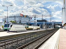 Tikkurilan juna-asemalle pääset esim. bussilla vartissa.