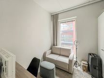 Pienempäänkin makuuhuoneeseen mahtuu oivasti sänky