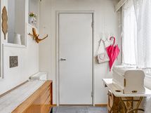 Eteisestä käynti toiseen alakerran kylpyhuoneista.