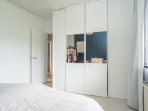 Makuuhuoneen liukuovikomerot