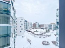 Näkymä parvekkeelta rauhalliselle sisäpihalle.