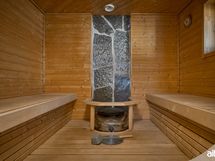 Tilava sauna, jossa lauteet vastakkain.